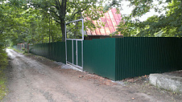 Забор из профлиста двусторонний на дачу с воротами зеленого цвета