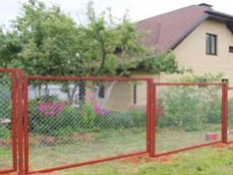 Красный сварной забор из сетки для дачи